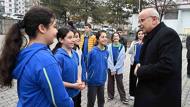 Başkan Er, İnönü Ortaokulu'na konuk oldu