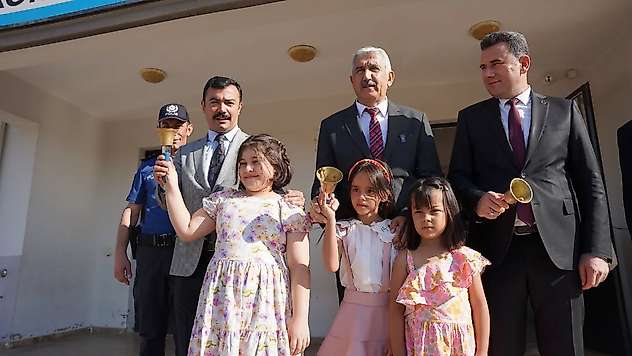 Başkan Hallaç, ilk ders zilinde öğrencilerle buluştu
