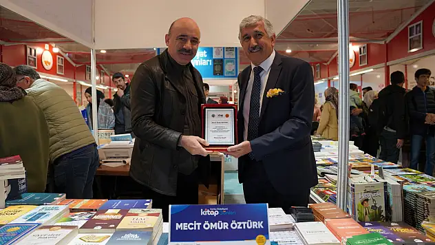 Başkan Hallaç'tan yazarlara plaket