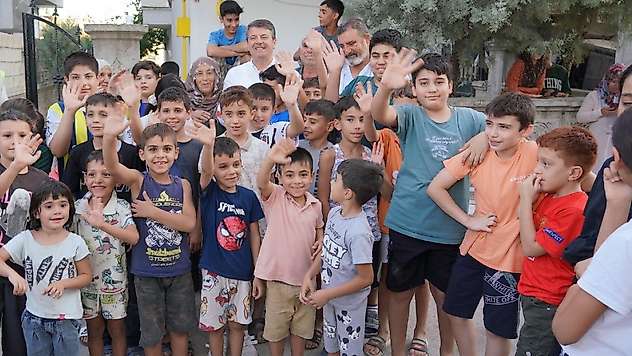 İBB Başkanı İmamoğlu, söz verdiği kırtasiye ve oyuncakları ulaştırdı