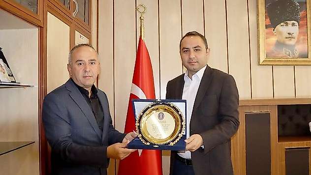 Başkan İşitmen'den Kaymakam Partal'a teşekkür plaketi