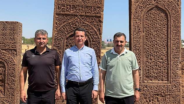 Başkan Olgun ve beraberindekiler Ahlat Selçuklu mezarlığını ziyaret etti