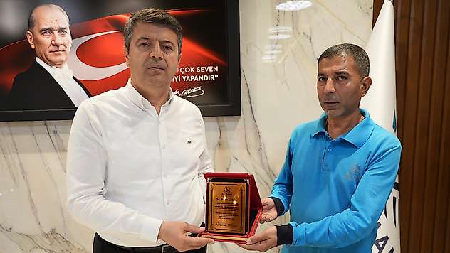 Başkan Tutdere'den onurlandıran plaket