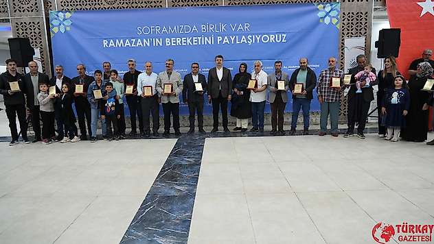 Başkan Tutdere, emekliye ayrılan belediye personeline teşekkür plaketi verdi