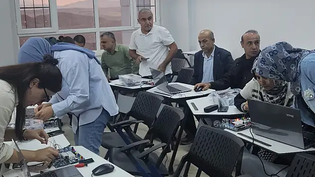 Başli, Yenilikçi Sınıflarda Dijital Teknolojileri kursunda incelemelerde bulundu