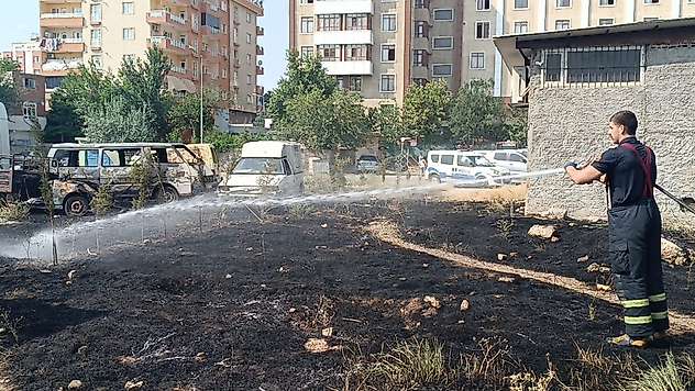Batman'da terk edilmiş araçlar alev alev yandı, tır son anda kurtarıldı