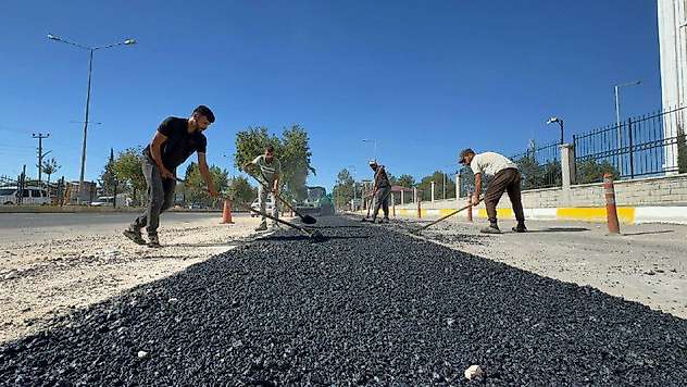 Belediye ekipleri kentin dört bir yanında çalışmalarına devam ediyor
