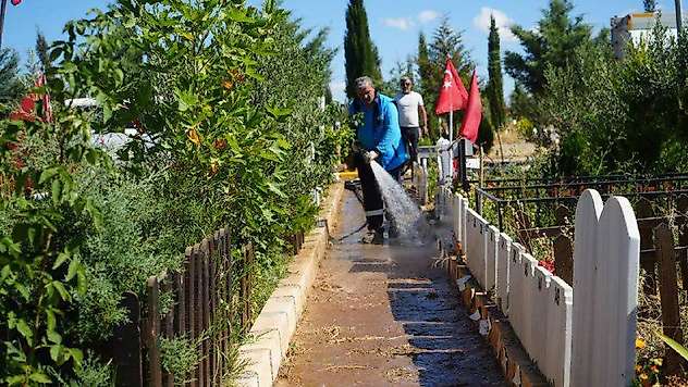 Belediyeden bayram öncesi mezarlıklarda temizlik çalışması