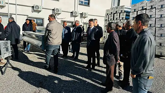 Besni'de 84 yetiştiriciye otomatik yemlik dağıtıldı