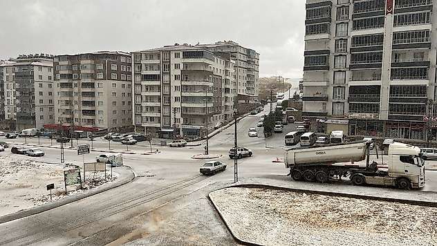 Besni'de dolu ve kar yağışı etkili oldu