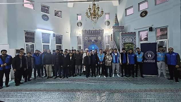 Besni'de gençler sabah namazında buluştu
