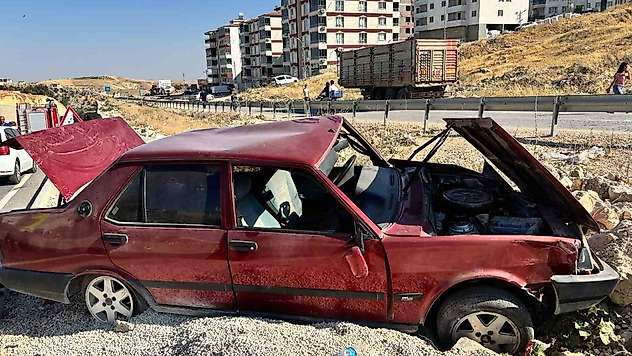 Besni'de kontrolden çıkan otomobil şarampole girdi: 1 yaralı