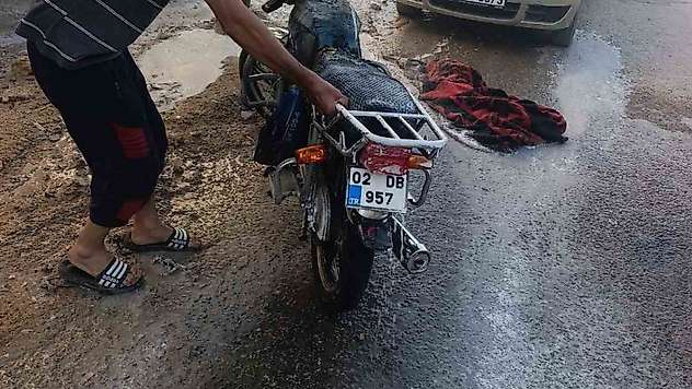 Besni'de motosiklet yangını korkuttu neden oldu