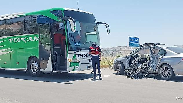Besni'de yürekleri ağza getiren kaza, yolcu otobüsü ile otomobil çarpıştı: 1 yaralı