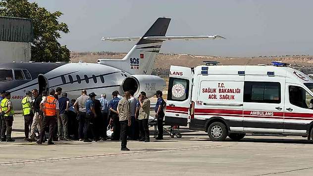 Bıçaklanan Milletvekili Melih Meriç ambulans uçakla İstanbul'a sevkedildi