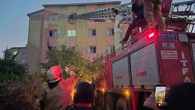 Bingöl'de 16 dairelik bina alevlere teslim oldu: Mahsur kalanları itfaiye merdivenle kurtardı