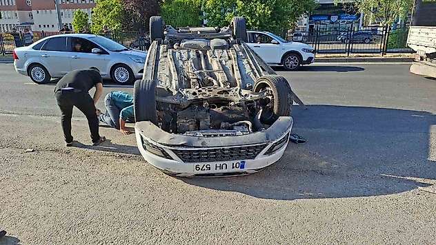 Çarpışan araçlardan biri ters döndü:  3 yaralı