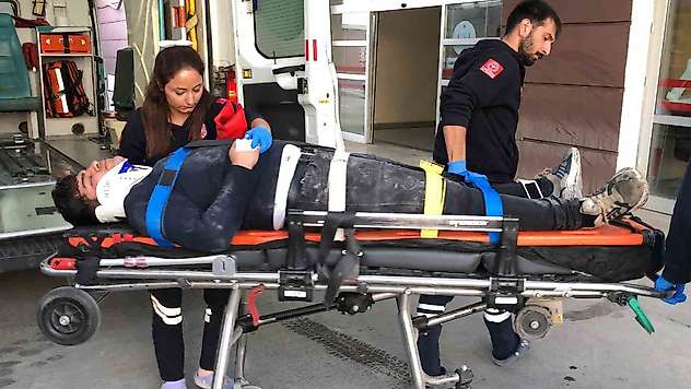 Birinci kattan düşen işçi yaralandı