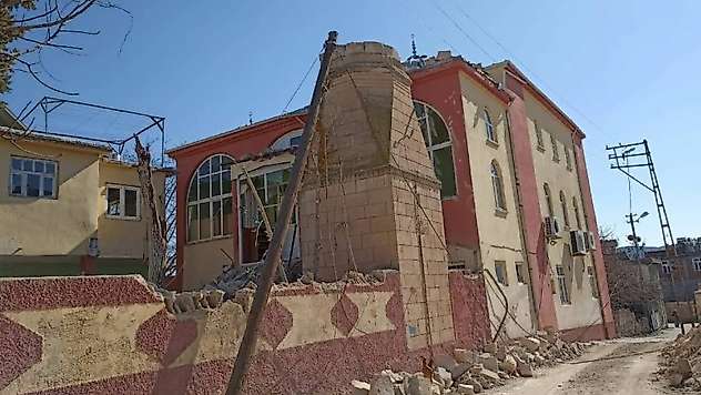 Besni'de Çakırhüyük Beldesindeki camiler onarım bekliyor