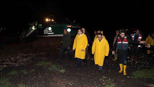 Canpolat ve Kaymakam Şahin'den gece sağanak mesaisi
