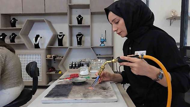 Çapa yapan eller artık gümüşe şekil veriyor