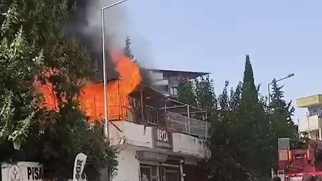 Adıyaman Kahta'da çatıda çıkan yangın korkuttu