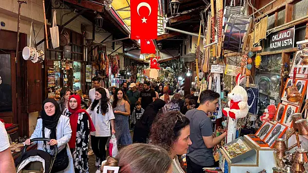 Çekiç seslerinin hiç susmadığı Gaziantep'teki Bakırcılar Çarşısı turistlerin gözdesi