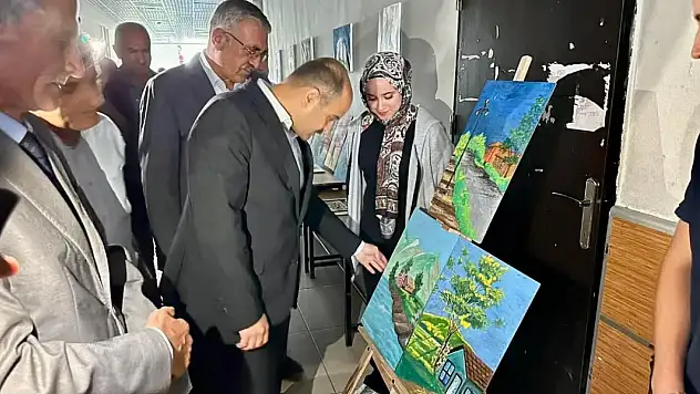 Çelikhan'da öğrenciler resim sergisi açtı