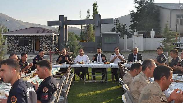 Çelikhan'da tayini çıkan Jandarma komutanı ve personeller için veda yemeği