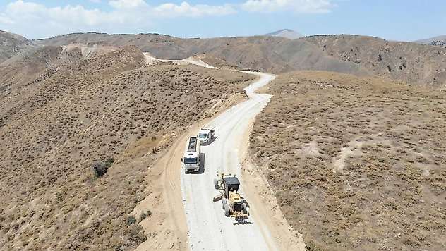 Çelikhan'da yol bakım çalışmaları devam ediyor