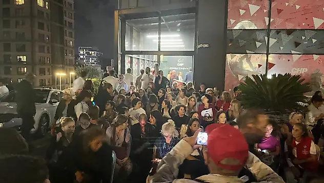 CHP İstanbul binasında vatandaşlar kayyuma karşı nöbet tutuyor