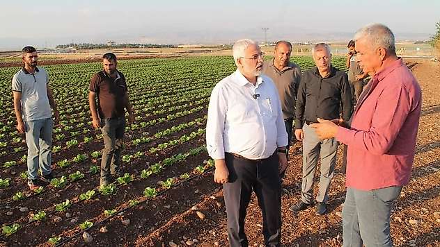 Adıyaman'da çiftçilerin yılda üç ürün alabilmesi için tarla kiralayıp çiftçileri bilgilendirdi