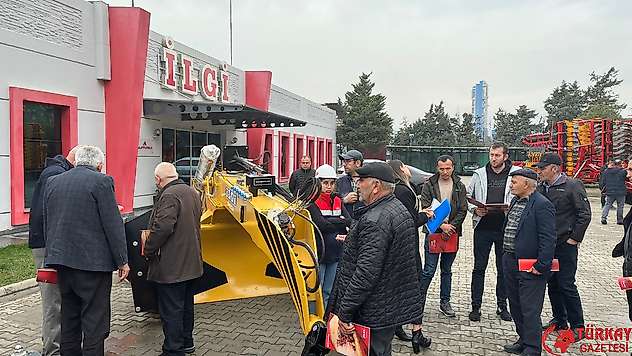 Çiftçiler yeni tarım makinalarını yakından inceleme fırsatı buldu