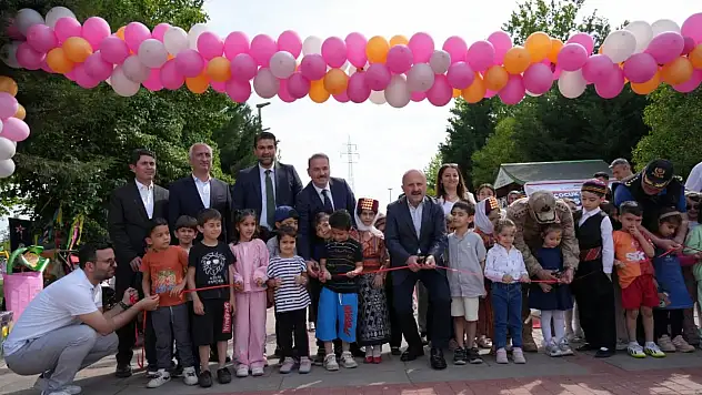 Çocuk şenliği izleyenlere keyifle anlar yaşattı