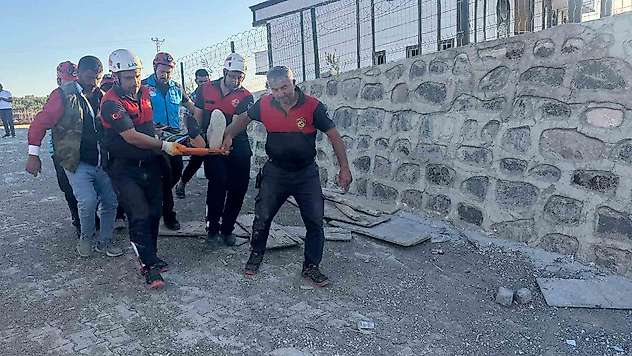 Çöken istinat duvarının altında kalan 4 işçi yaralandı