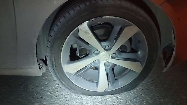 Çukura giren otomobilin lastikleri patladı