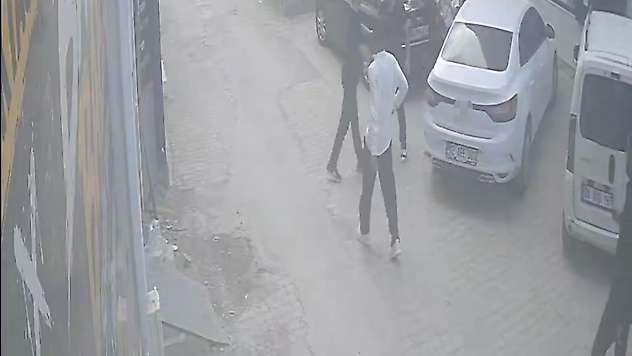 Darbedilen kadını kurtarmak isteyen gencin bıçaklı saldırıya uğradığı anlar kameraya yansıdı