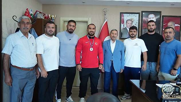 Darende Belediye Başkanı Bozkurt'tan şampiyon Feyzullah Aktürk'e tebrik