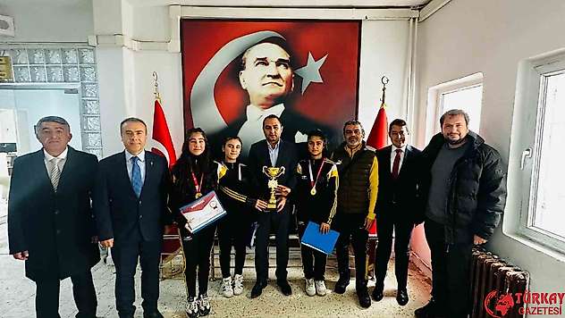 Dart takımı şampiyonlarından Kaymakam Partal'a ziyaret