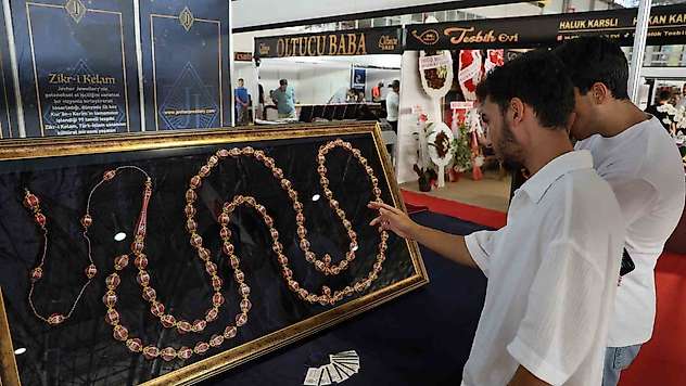 Değer biçilemiyor: Kur'an-ı Kerim'in 604 sayfası tespihe nakşedildi