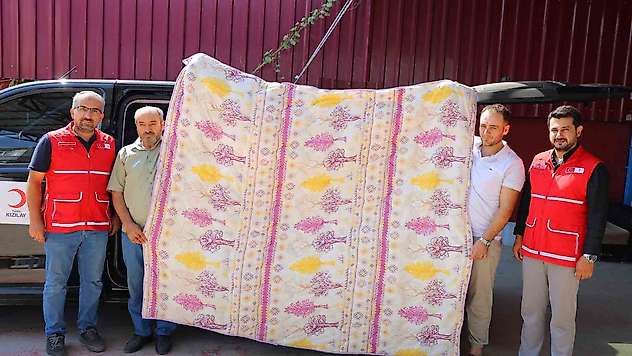 Deprem şehri Kahramanmaraş'ta esnaf,  bin adet yorgan bağışı yaptı