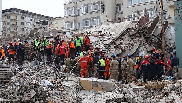 Depremde 3 kişinin öldüğü Nusret Bey Apartmanı davasında iki kamu görevlisine hapis cezası