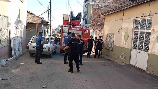 Depremde iki katlı müstakil evde kısmi göçük