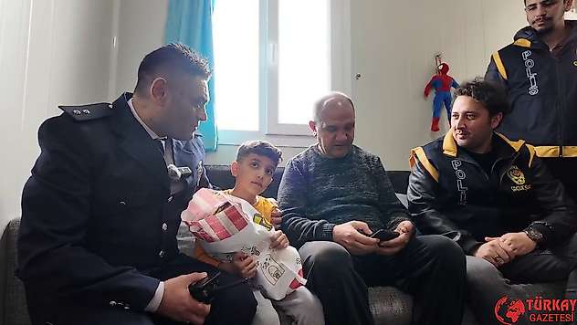 Depremde öksüz kalan Çınar Efe'ye polislerden bayram ziyareti