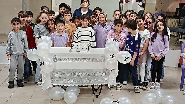 Depremzede öğrenciye sürpriz veda partisi