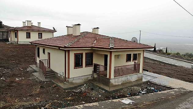 Depremzede vatandaş:  'Babamızın yapmadığını devletimiz yaptı'