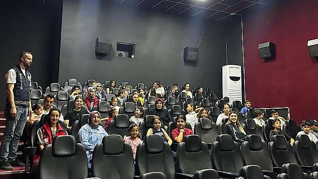 Depremzede ve emniyet personeli çocuklarına sinema etkinliği