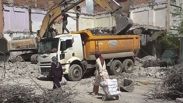 Diyarbakır'da ağır hasarlı bina yıkılırken yandaki sağlam bina da hasar aldı