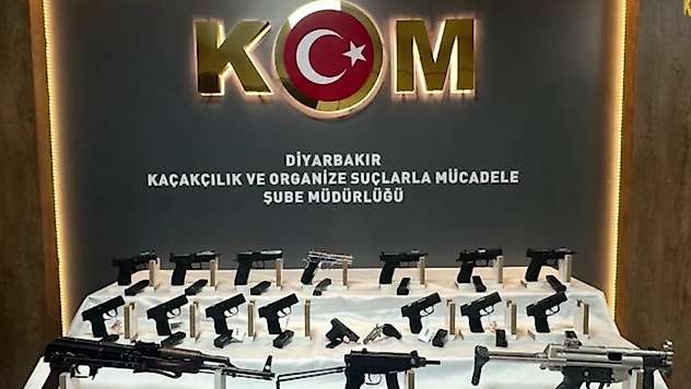Diyarbakır'da bir otomobilin gizli bölmelerinden çok sayıda silah çıkartıldı