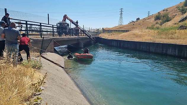 Diyarbakır'da can pazarı: Sulama kanalına uçan araçta 4 kişi sağ kurtarıldı